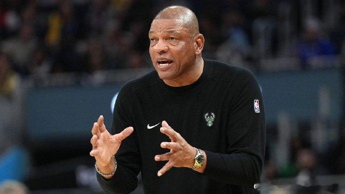 老里弗斯宣布退休 网页链接"我觉得是时候了”道格-里弗斯在比尔-西蒙斯的节目中宣