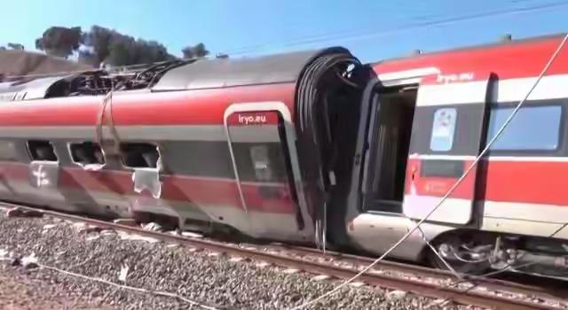 美:阿中 看新闻了吗
中:你指的什么事啊
美:就是西班牙高铁事故
中:然后了
