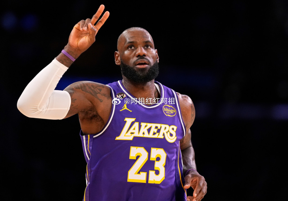 NBA常规赛继续进行，湖人客场129-101大胜勇士。本场比赛过后，詹姆斯作为湖