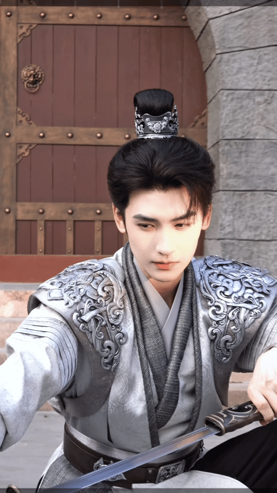 黄俊捷就这么用脸朝我杀过来 黄俊捷新戏官宣，看海报宽肩窄腰配古装造型，镜头怼脸都