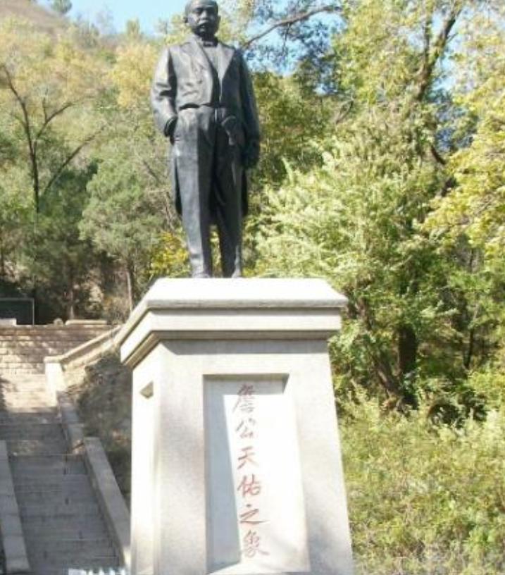 1982年，铁道部决定为詹天佑迁坟，未曾想，在挖开詹天佑墓的瞬间，竟看到棺木里流