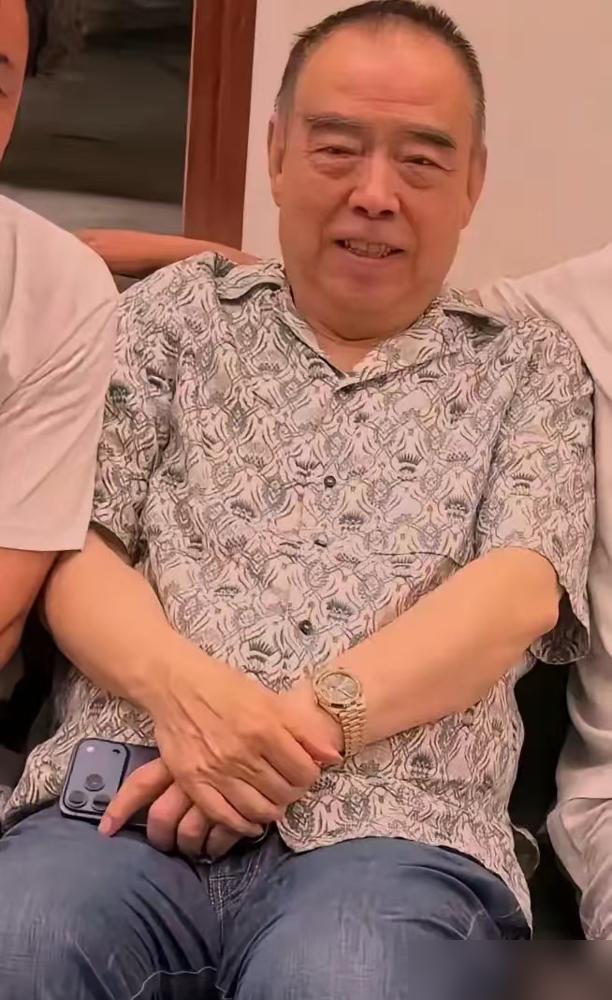 74岁的陈凯歌把穿着5万块鳄鱼皮鞋的脚往三亚豪宅的茶几前一搭，手腕那块60万的大