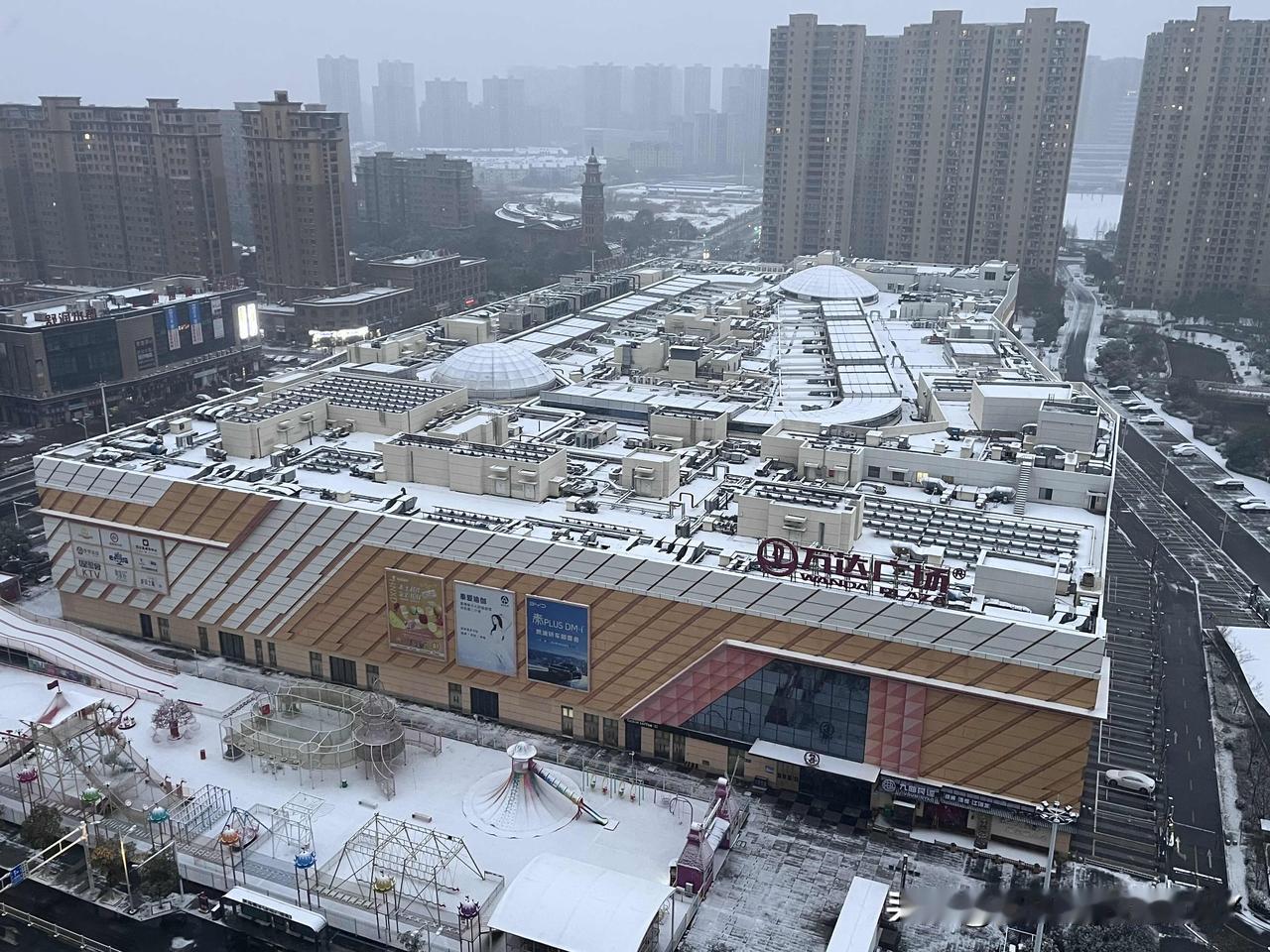 ‼️‼️昨晚泰州人期待了一天的雪❄️❄️终于下了👏👏
    今日恰逢大寒，