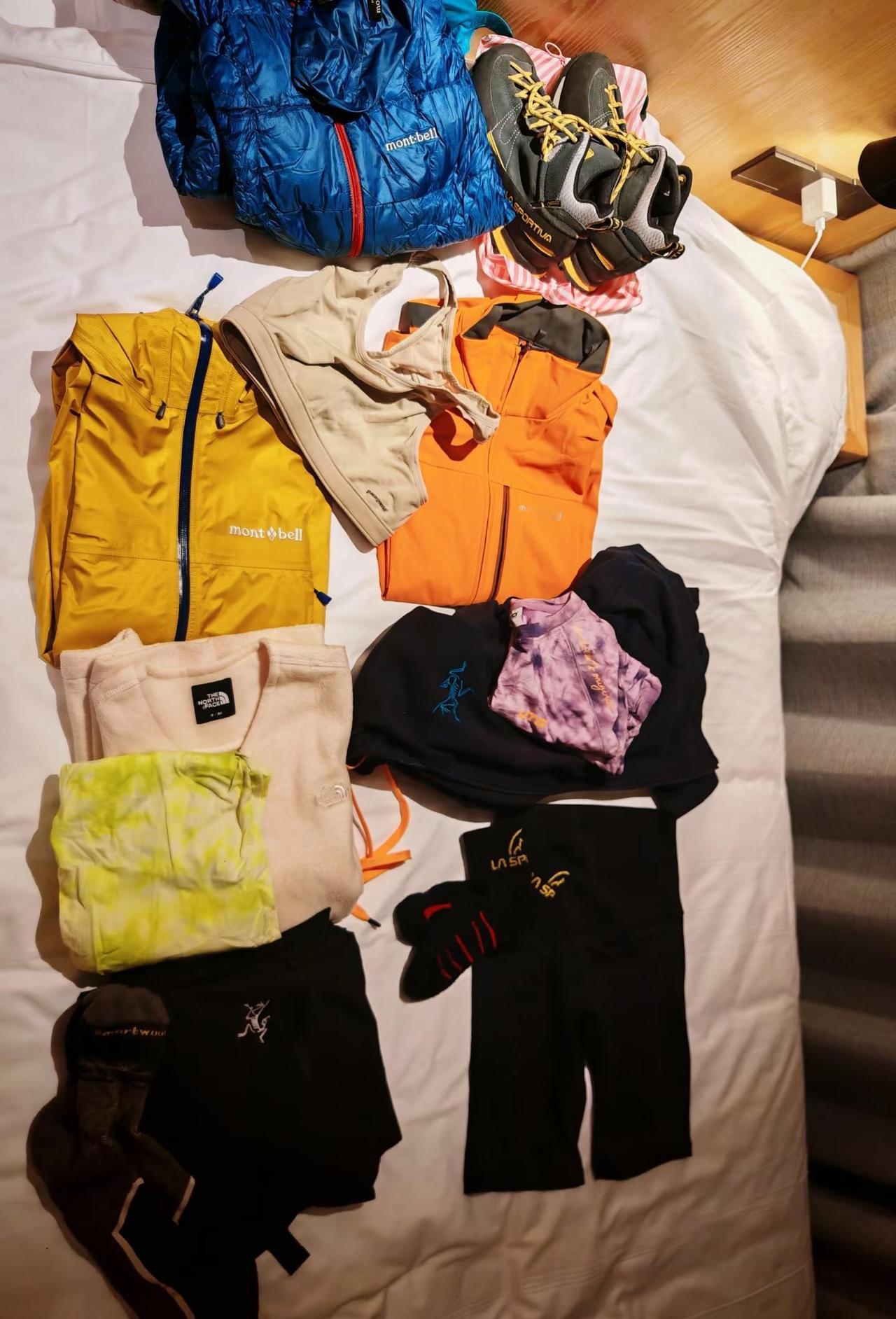 明儿要去亚丁，穿搭极限二选一，左or右
长远没冬天上高原徒步了…
再加入坑越野跑