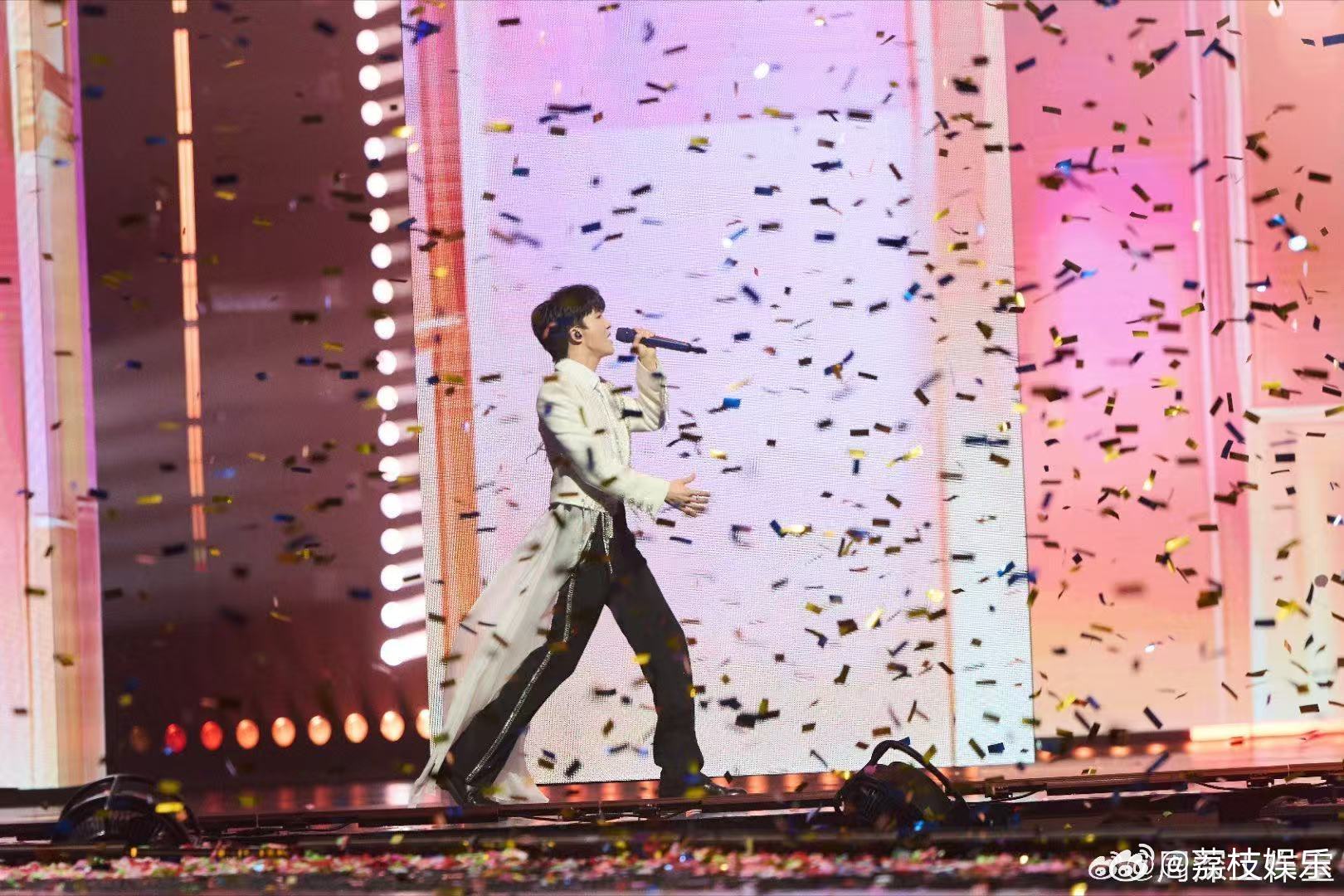 周深玩游戏差点和自己吵起来 周深玩游戏也太投入了，情绪高涨差点和自己吵起来，这鲜