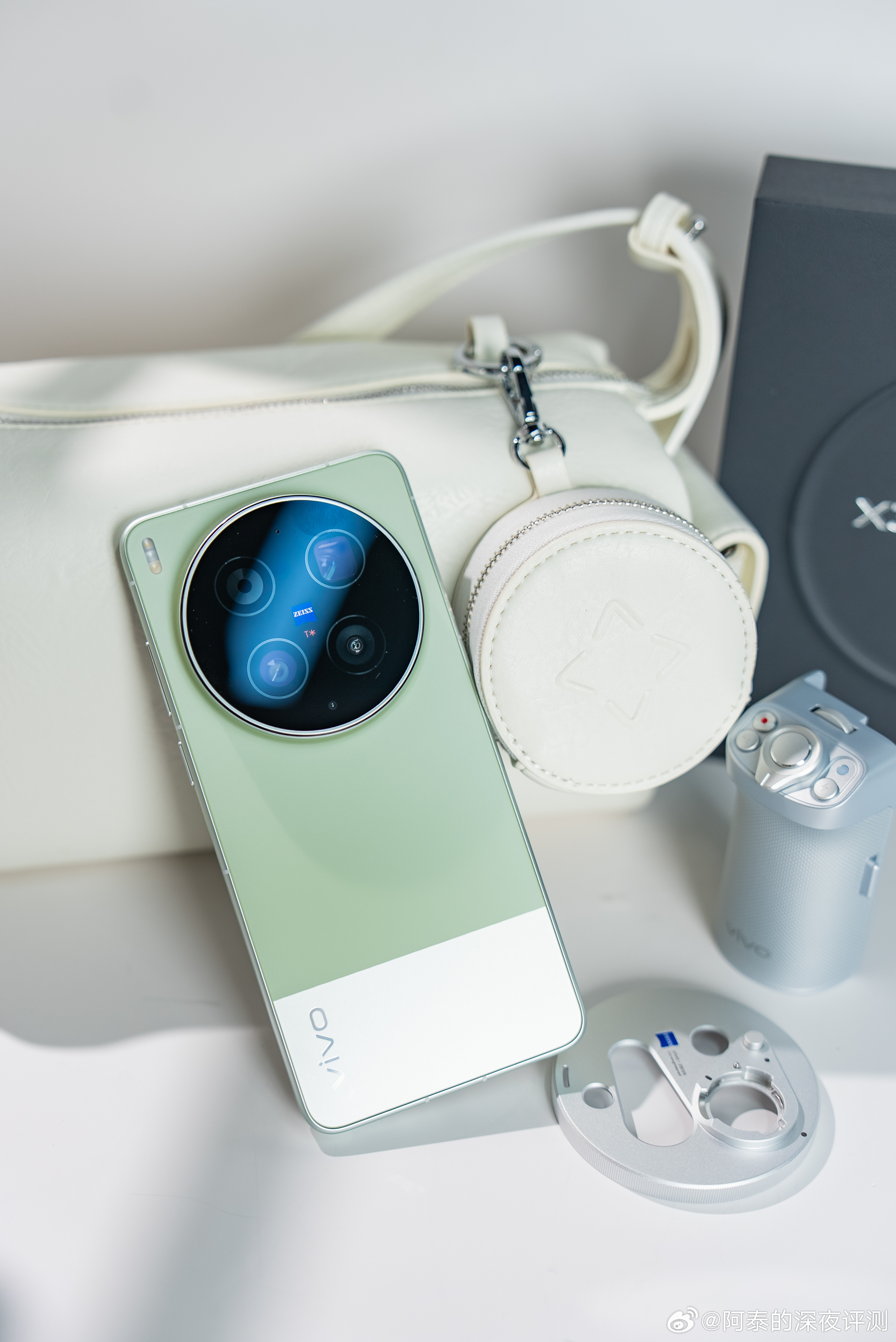 很明显vivo X300 Ultra就是按照相机的思路在做手机了，让很多消费者非