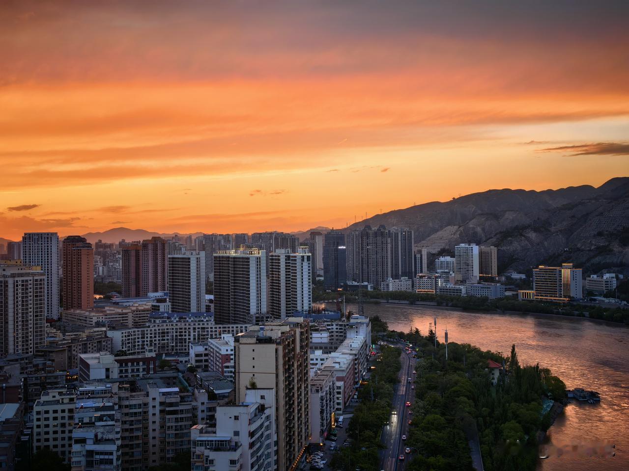西部摄影 手机摄影 夕阳 今日黄昏的兰州，被一场盛大的晚霞温柔拥抱，天空像被打翻