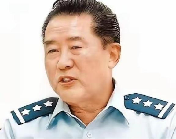 台湾首任军事大学校长，退役上将夏瀛洲说：当年佩洛西窜台，解放军趁势突破了海峡中线