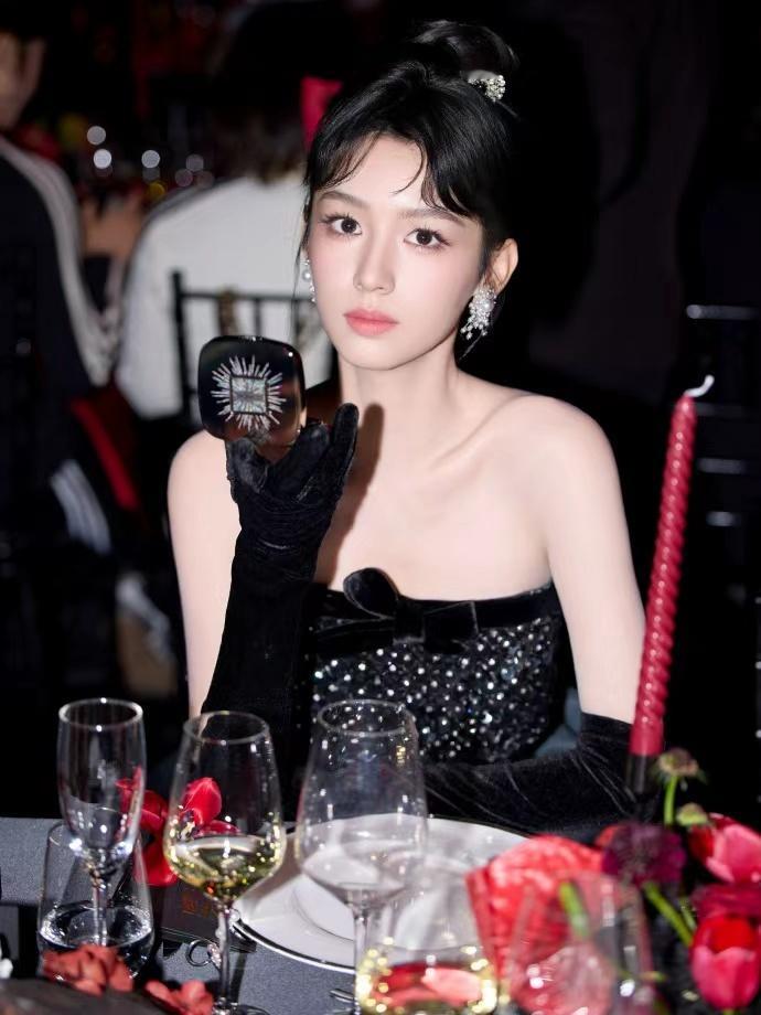 周也百变公主 周也百变公主，周也抹胸碎钻长裙公主头造型，完全美神来的~ 