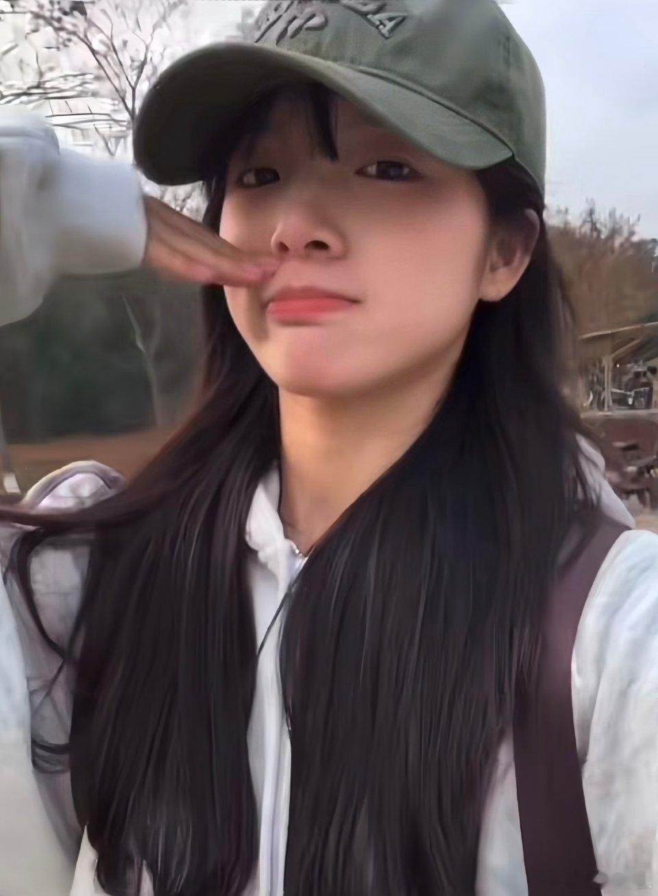 叶童夸李思潼情商高叶童打趣询问李思潼愿零片酬客串，她从容应答愿挤时间配合合适剧本