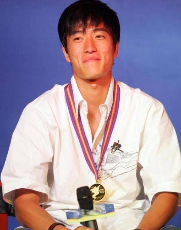 2004年刘翔跨栏夺冠后，开发商送他一套225万的房子，他豪气地送给教练，不料，