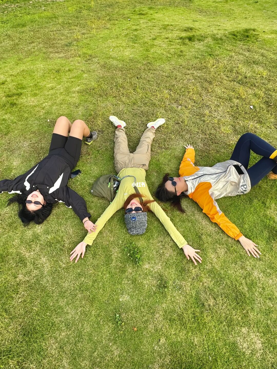 草地拍照也太绝啦📷快来和你的好朋友们拍