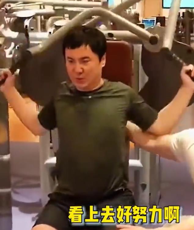 健身房偶遇沈腾 喜剧大神沈腾在健身房健身被遇到，沈腾现场教学多种躺姿（平躺、四仰