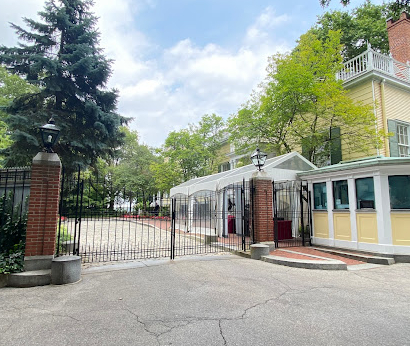 两名年轻男子因试图在纽约市长家门外发动恐怖袭而被捕，自称受伊斯兰国启发据彭博报道