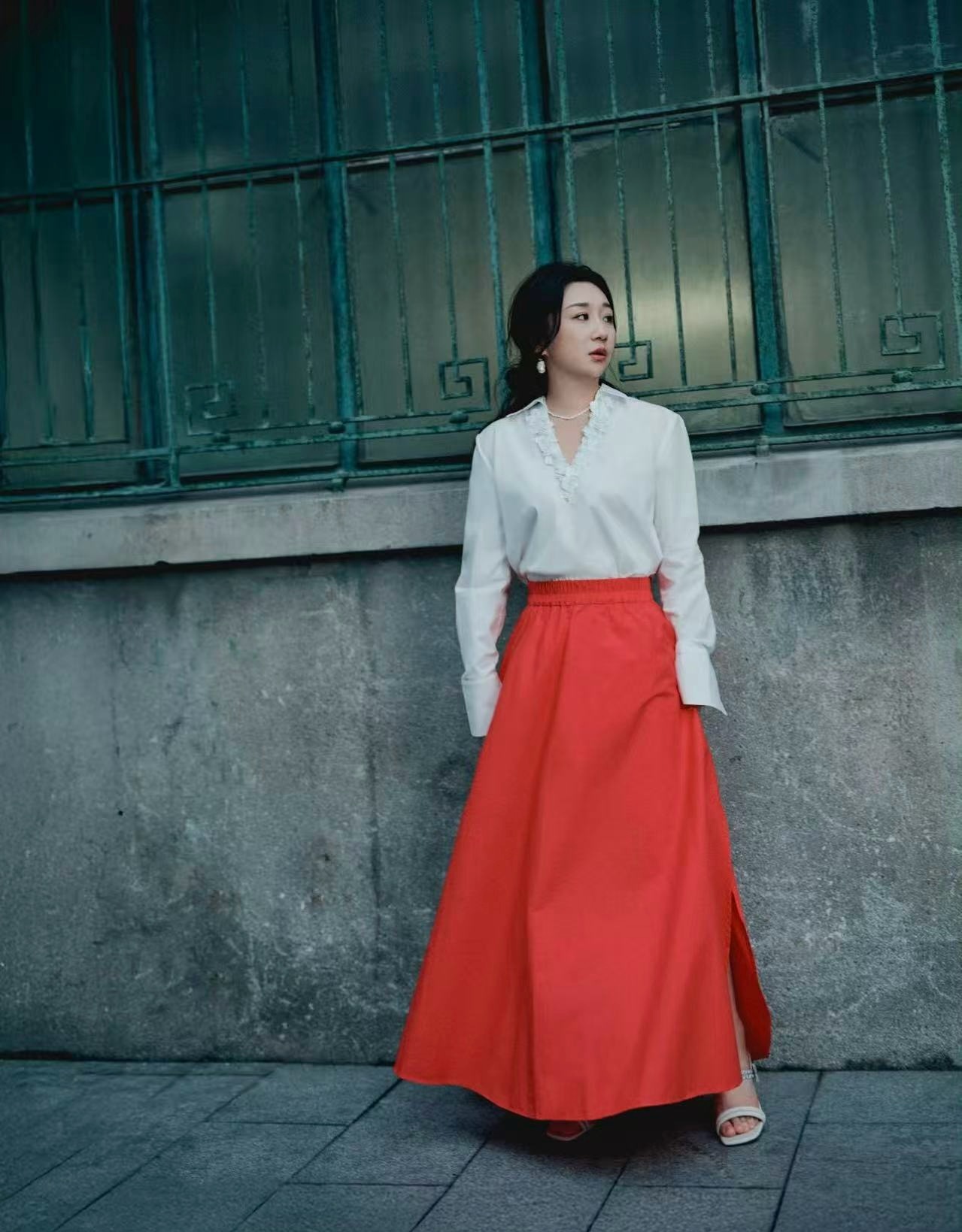 傅首尔妈系变姐系 经典黑色造型搭配舒展状态，将“姐系”的优雅与从容展现得淋漓尽致