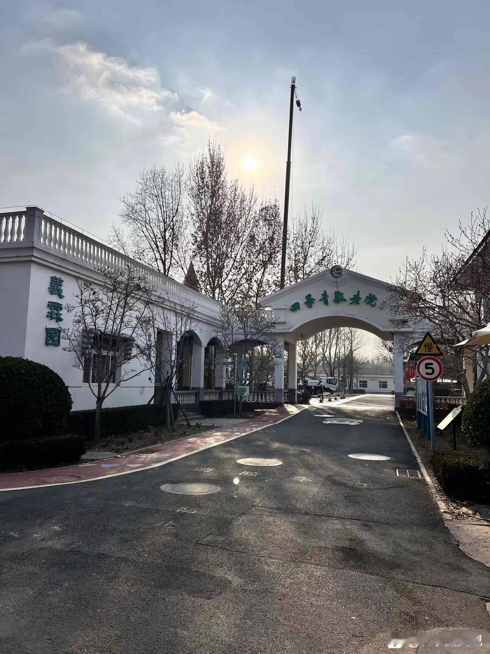 本来我想着等我老了以后和老伴就住养老院，第一我省事花点钱也有人照顾第二也不给孩子