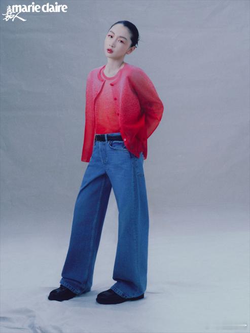 周冬雨  谁说高跟鞋必须穿着 背着高跟鞋拍封面，用她独特的方式诠释了时尚与个性，