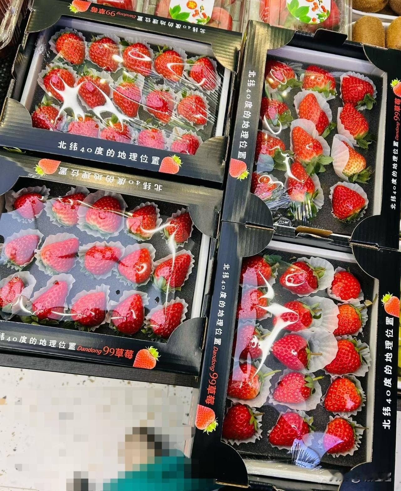 水果店打工人的早班福利！今年第一波草莓，我们店先吃上了🍓

家人们！我上班的水