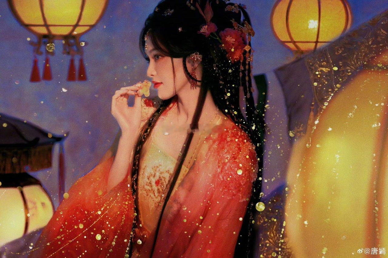 唐嫣红衣宫灯氛围感 唐嫣的红衣宫灯造型，像是在讲一个未完的故事。关于旧时光，关于