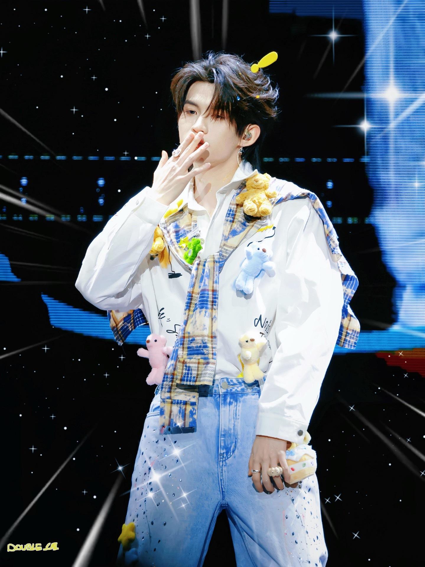 云旗 ☁️脆升升青春代言人云旗 第一张的蝴蝶特效我喜欢😍🦋蝴蝶落于舞台，少年