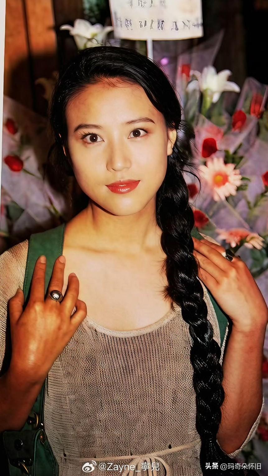 🌸港风美人周海媚👉花美，人更美！
满屋子的鲜花，红的热烈，白的清雅，可再艳的