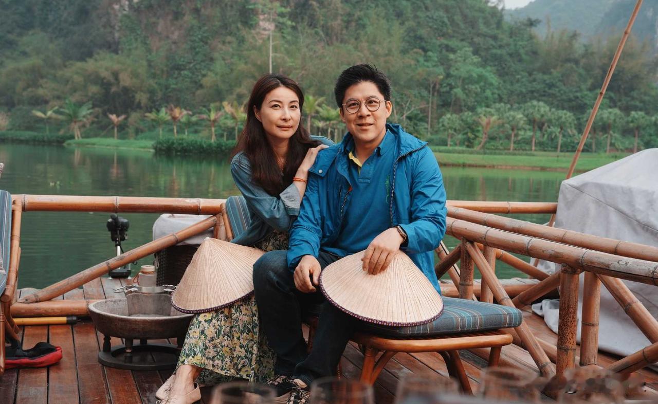 好意外，霍启刚真是一个好爸爸，行动能力非常强，清明小长假带着一家人来到广西游玩，