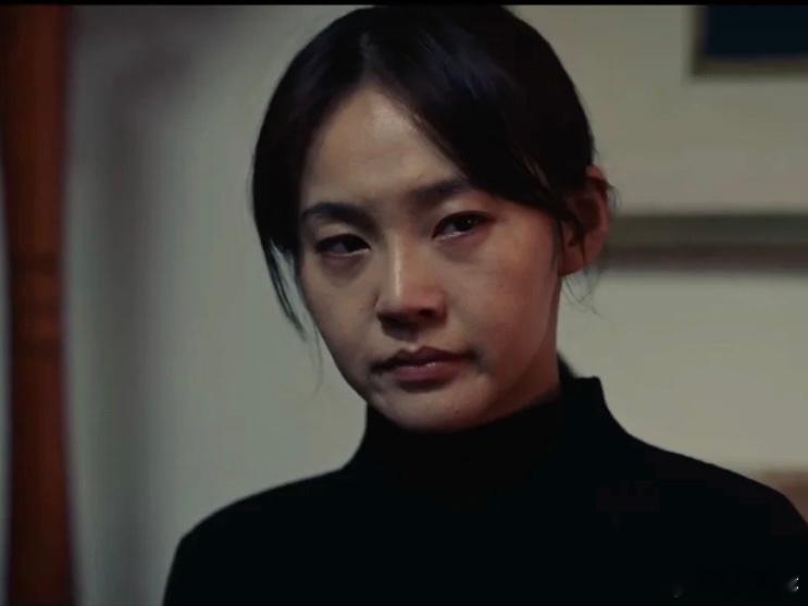 张佳宁以其真实且独特的演技，深入人心，塑造了一系列令人难忘的角色。她的低调让人倍