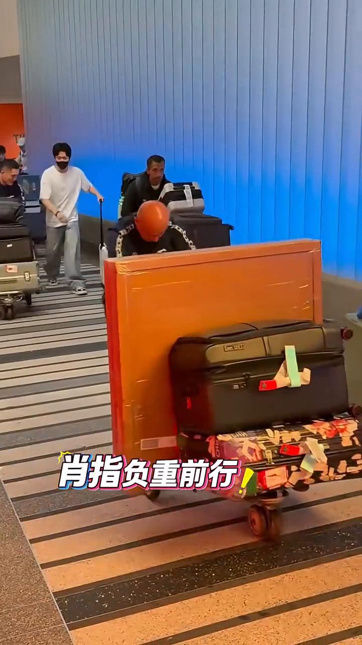 国乒抵达美国参加大满贯，莎莎点头回应粉丝球迷。
邱指一直看莎莎，王楚钦潮男标配，