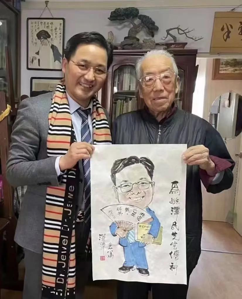 2月刊《赤子》杂志采访著名漫画家——何君华。何君华，1930年出生于江苏徐州。中