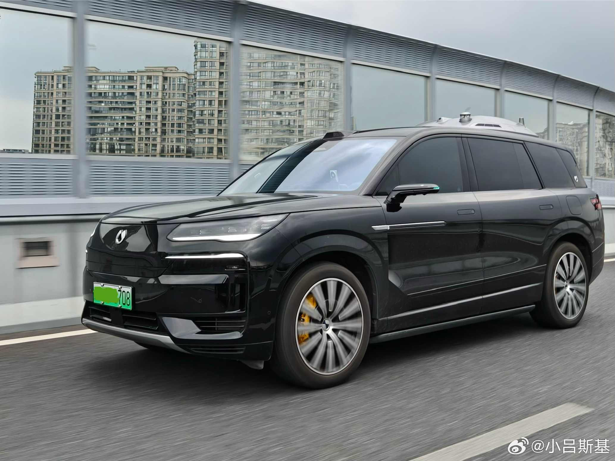 感觉在路上头一次见到野生的、带无人机套装的车，大家路上见过没？去年3月，比亚迪灵