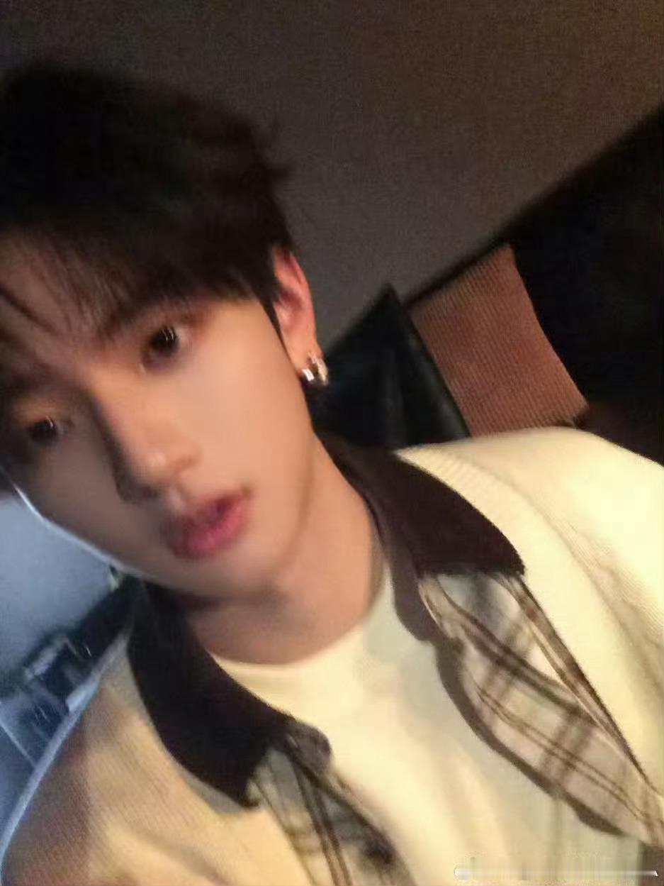 王橹杰穆祉丞耳洞一左一右我没看错吧王橹杰穆祉丞的耳洞是一人一边，一个左边一个右边