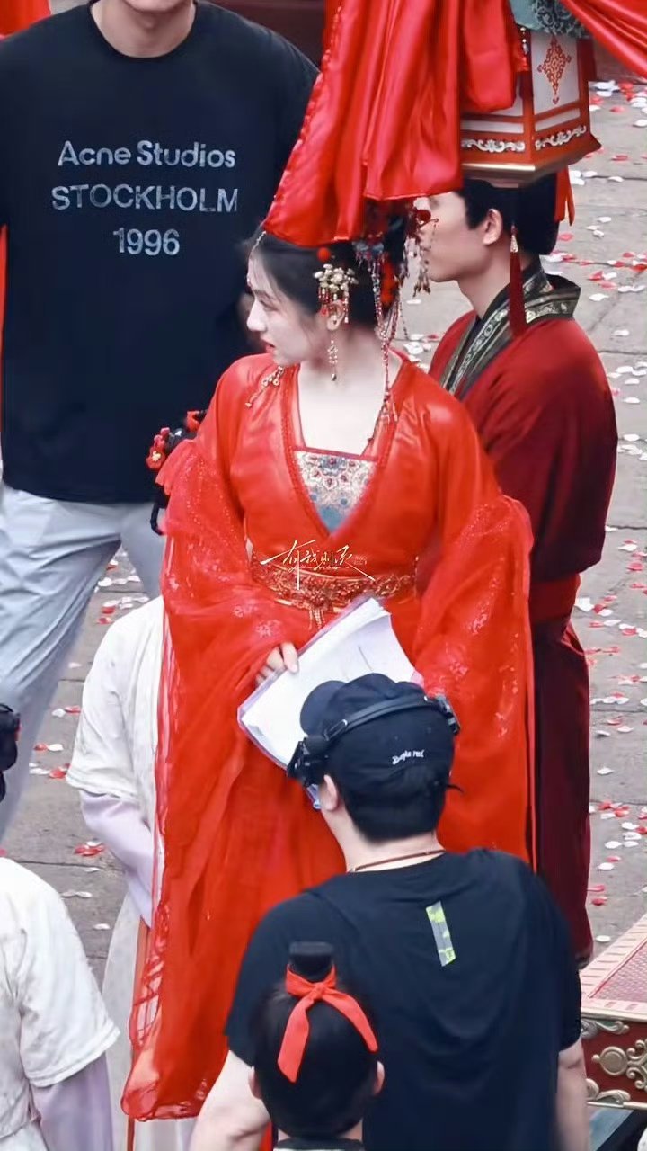 李兰迪千云兮出嫁造型李兰迪千云兮大婚路透李兰迪千云兮大婚路透氛围感拉满！厚重精致