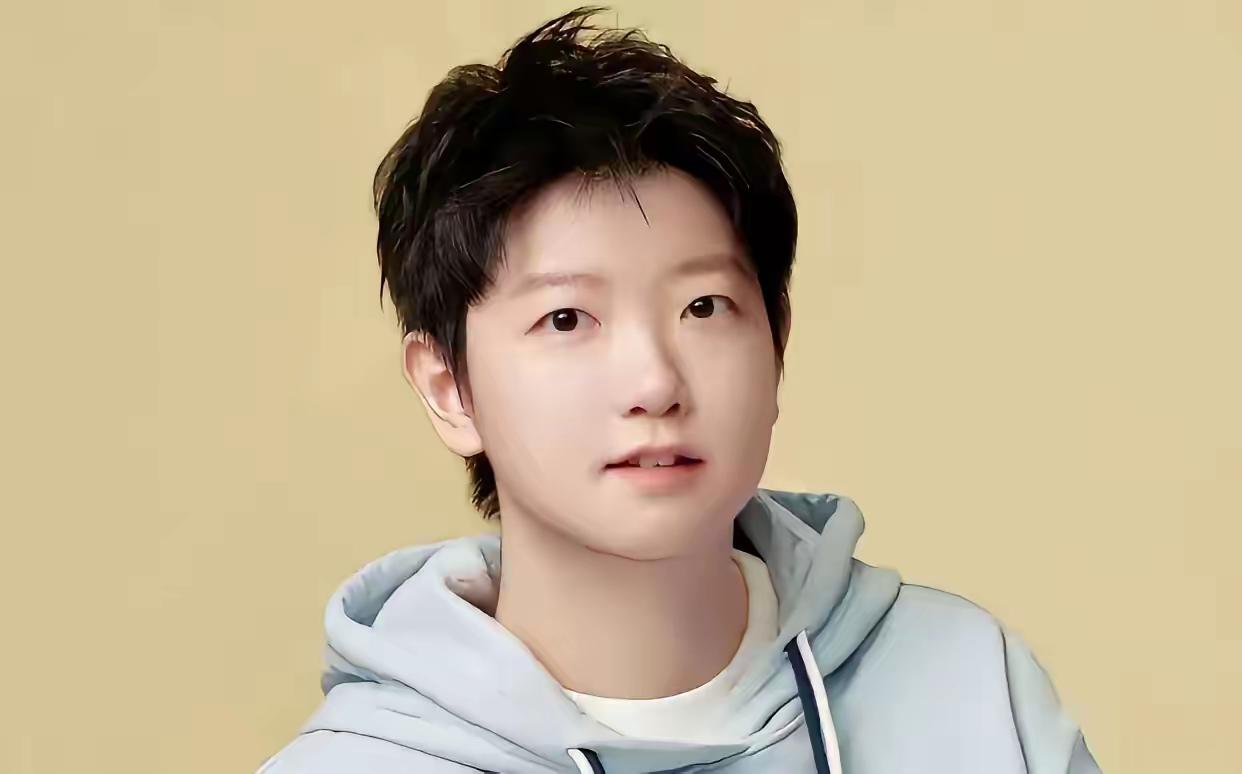 孙颖莎来清华大学面试了，令人惊奇的一幕发生了，孙颖莎从正门进入清华，一路上碰见许