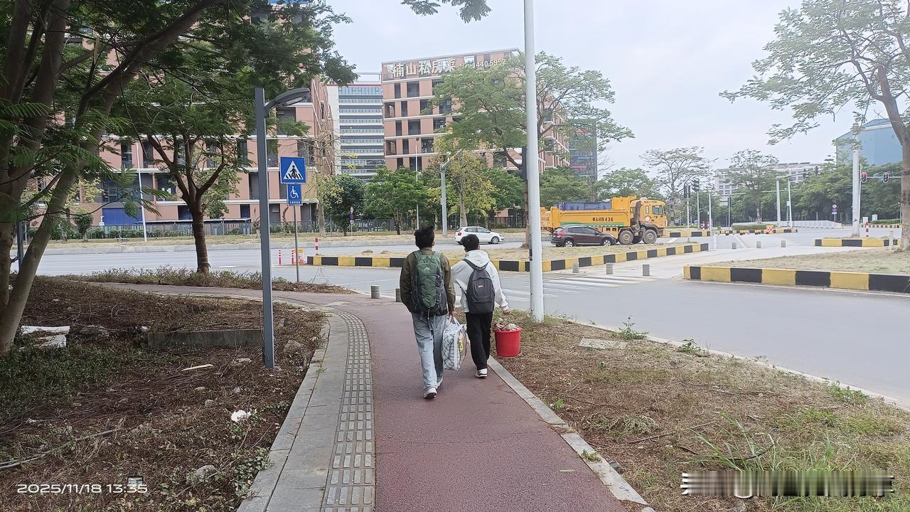 休息好几天了，闲不住了，今天去广州增城看了一下工作，做医疗器械的一家工厂，来面试