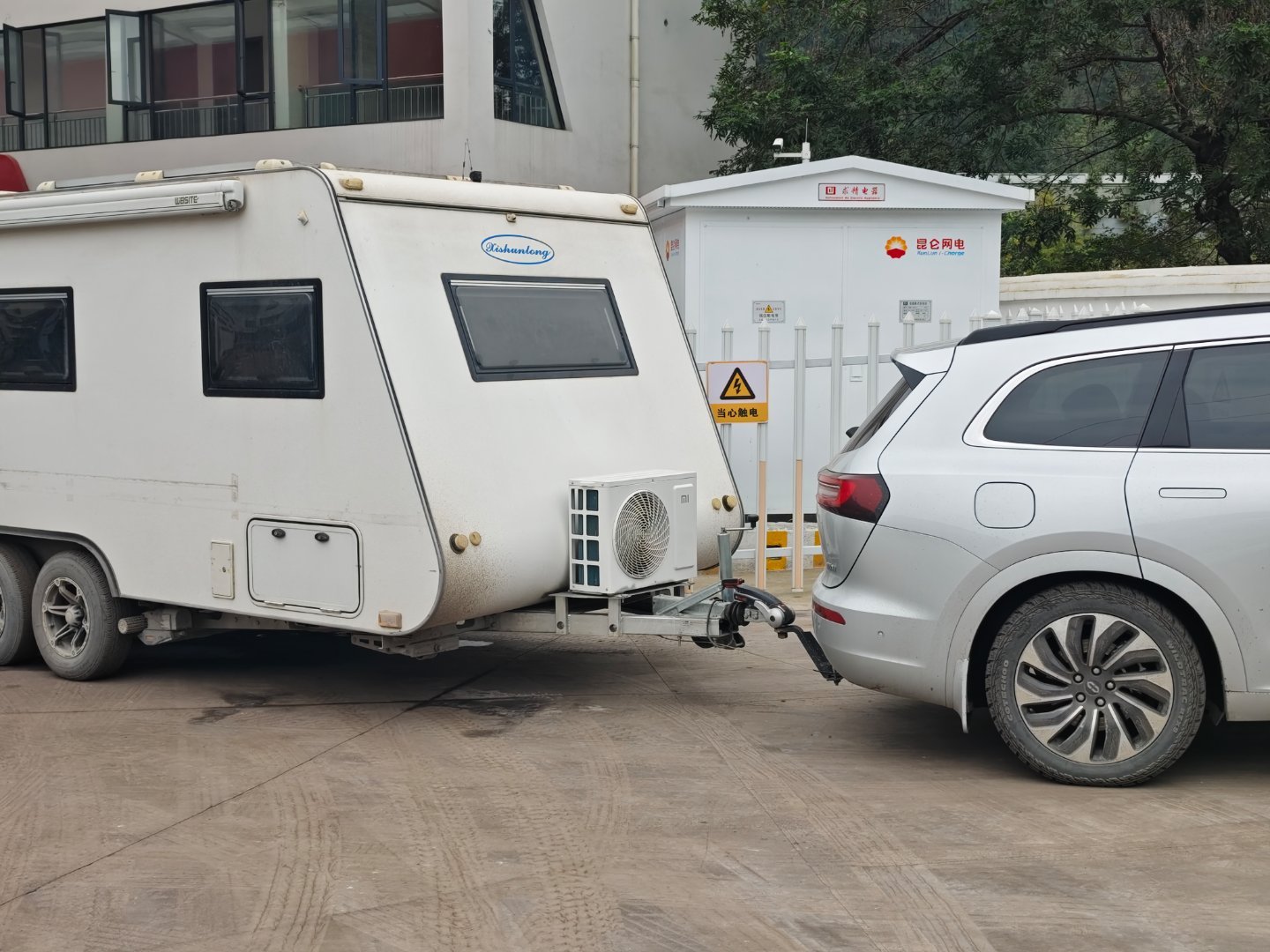 来充电，碰到一辆老款问界M7拖挂着一辆房车，武汉车牌，看样子是来这边旅游路过的外