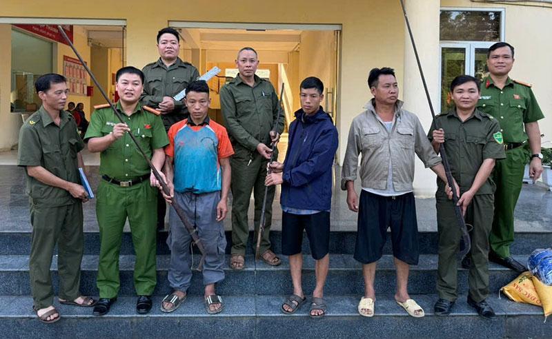 越南公社警察鼓励人们交出武器、爆炸物和辅助工具。