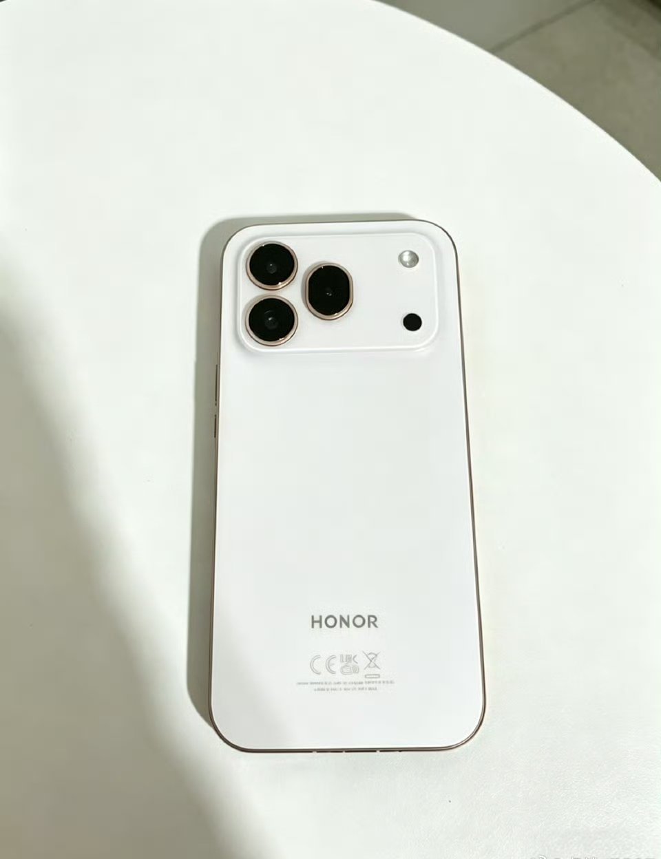 荣耀600Pro外观曝光，似曾相识的感觉。 