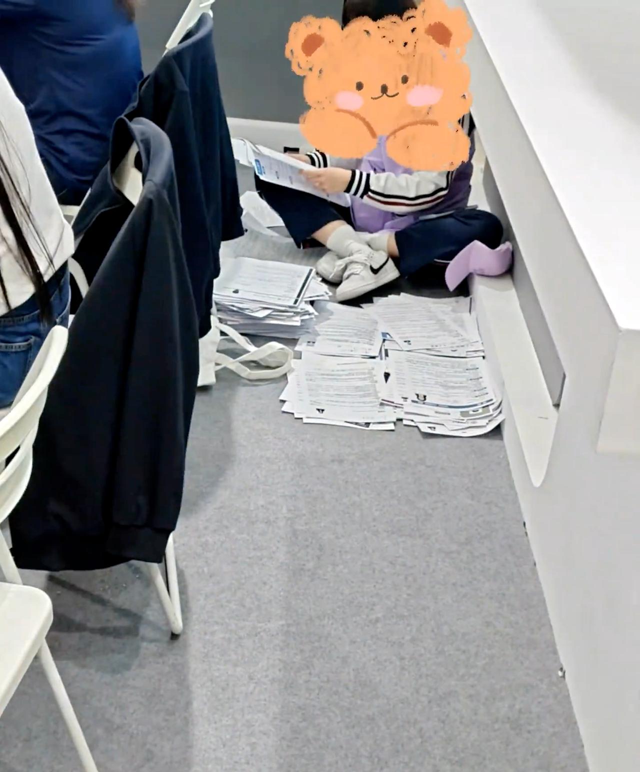 百万英才汇南粤，你看看那么厚的简历

招聘会广东也好还是广西一样人山人海，一堆大