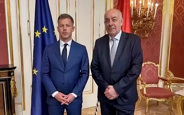 刚当选的匈牙利总理毛焦尔在与匈牙利总统会面后，要求他识相点体面辞职，“如果他不走