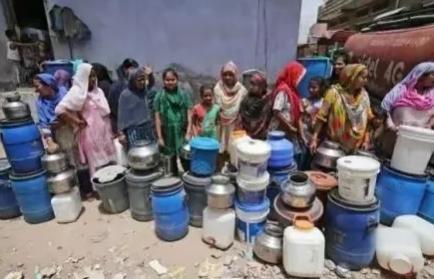 三哥的脑回路真是不一般。明明国内急缺化肥都到了火烧眉毛的时刻，明明想来中国买，却