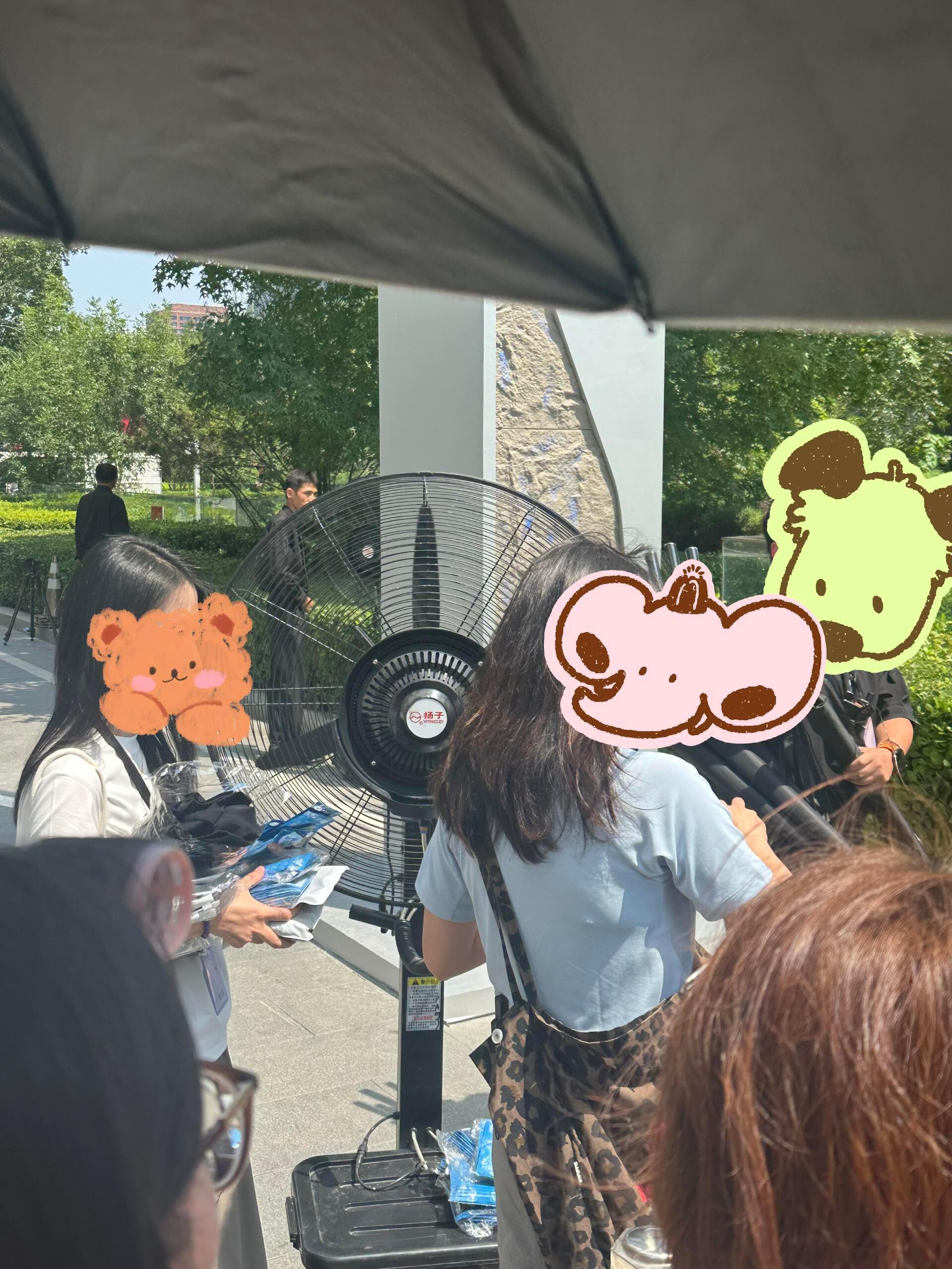 金智秀北京萨洛蒙活动，现场给粉丝发冰袖、冰凉贴和伞🥺Op说伞上还有J的符号，现