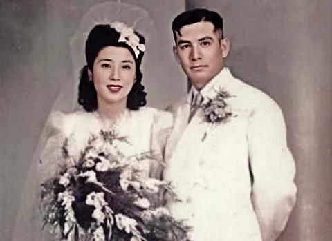 1945年，上海，17岁的王玉龄嫁给了42岁的张灵甫，这是他们当时的结婚照。

