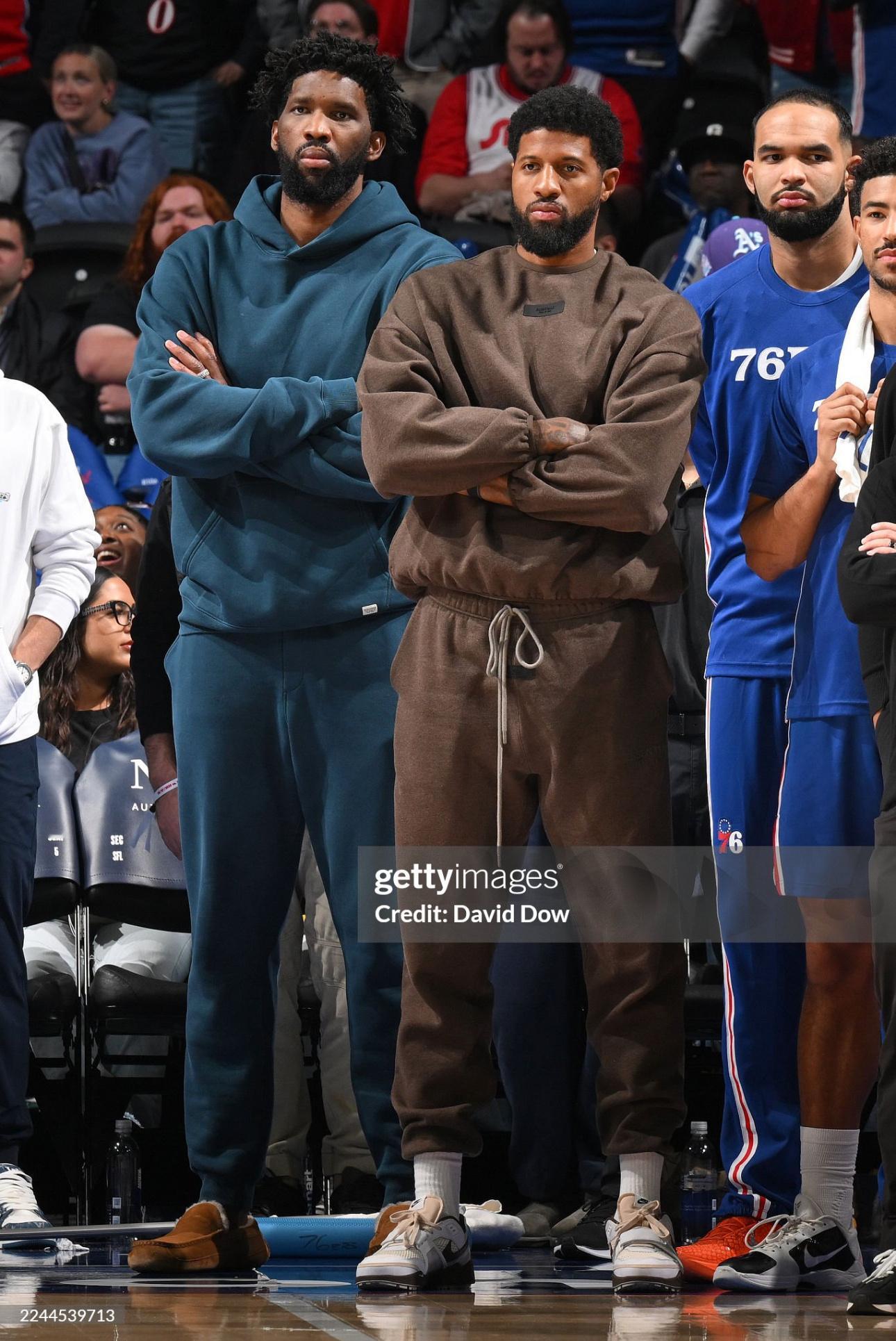 分享保罗·乔治近日场边观战时的酷图[酷]图一：10月28日对阵魔术时的帅泡图二：