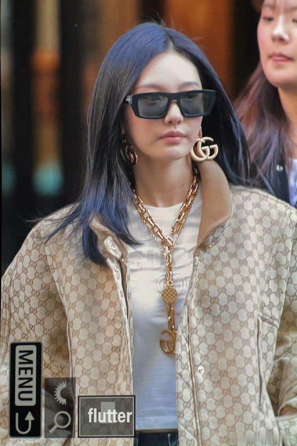 宁艺卓米兰Gucci探店造型这走的哪里是街道 完全是T台 