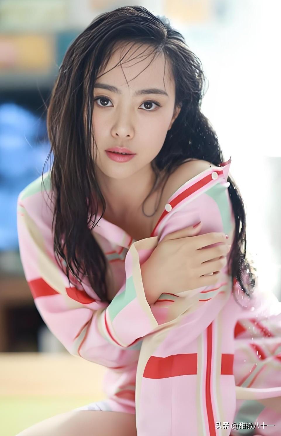 查了下演何小菊这演员，

真是不查不知道一查三个没想到，

第一个没想到，就是这