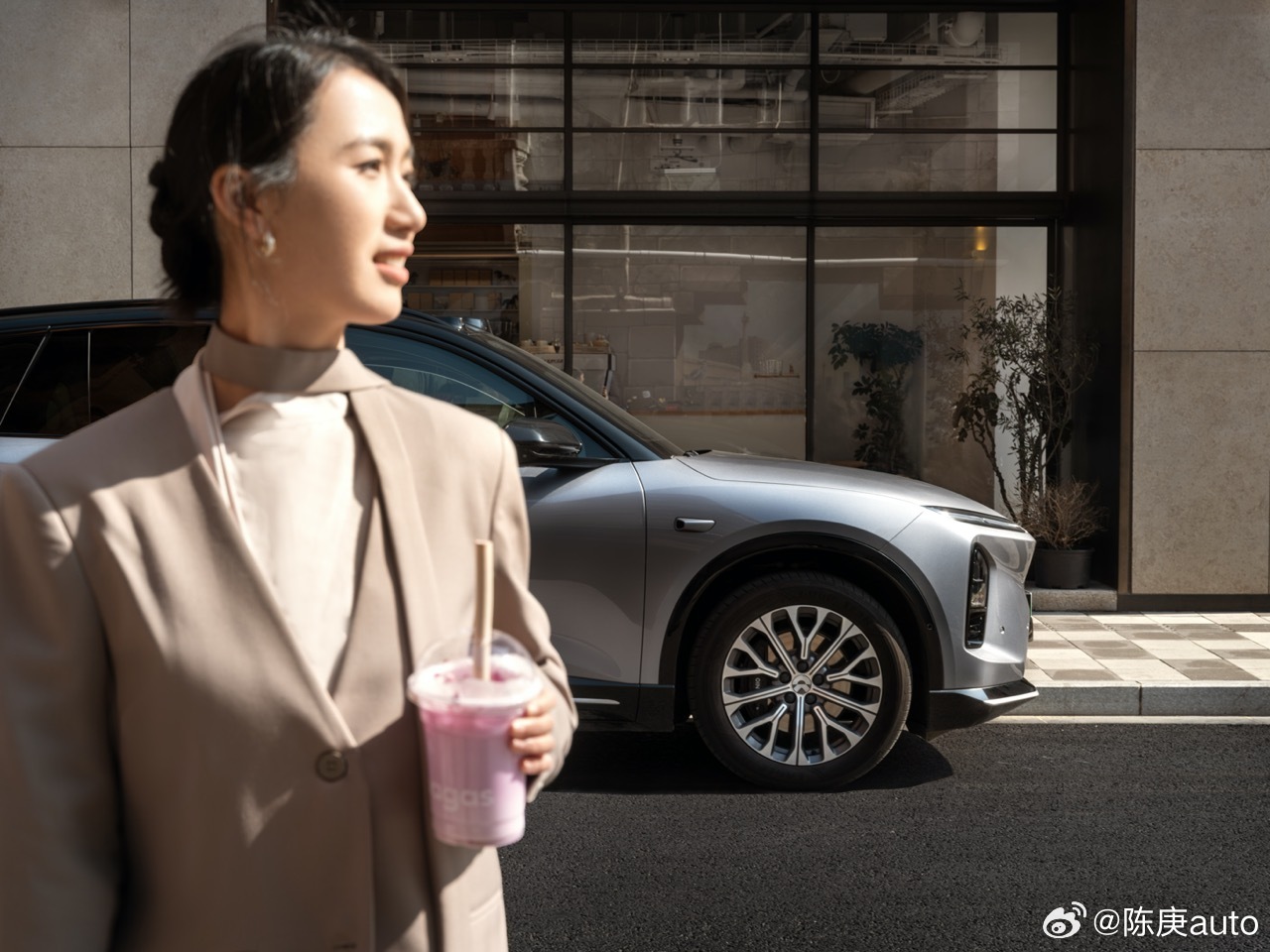 给各位老铁要了一波福利，评论里随机抽5个朋友送饮品兑换券，下班路过换一杯喝蔚来E