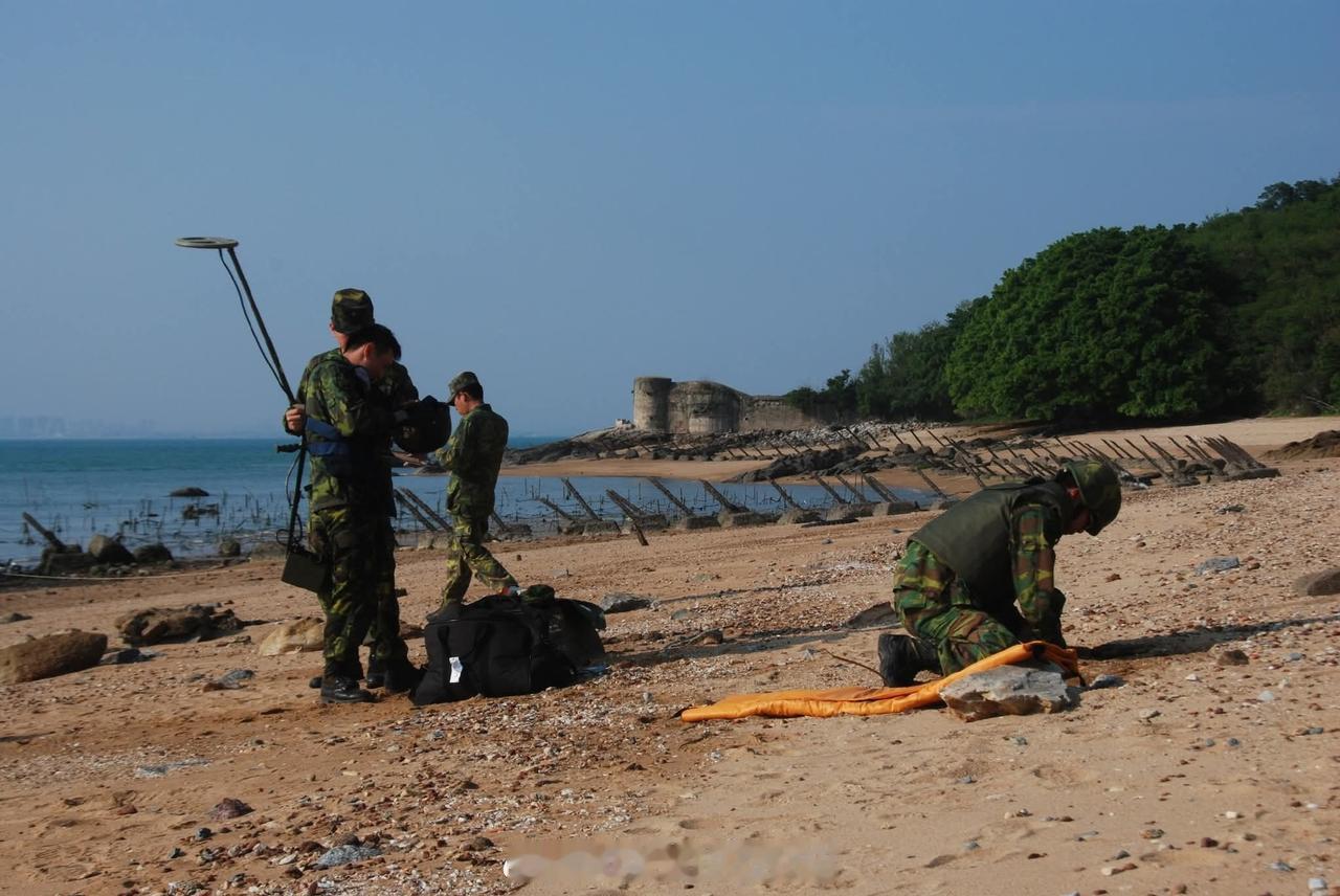 2007-2013年间在金门海滩进行排雷作业的伪台蛙军金防部排雷大队的工兵。20
