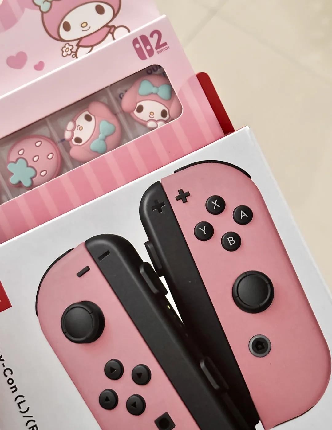 粉粉joycon拿下！！
都说粉色荧光其实真的还好😖
装上后switch也是爆