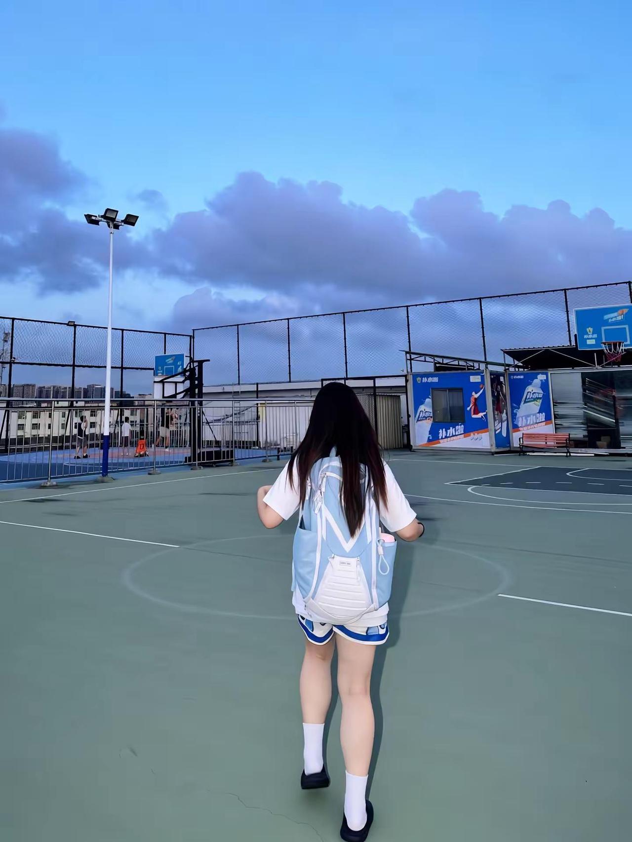 你总是抽着半根烟 问我怀不怀念以前 我说现在还不错 毕竟还有明天.打篮球的女生 
