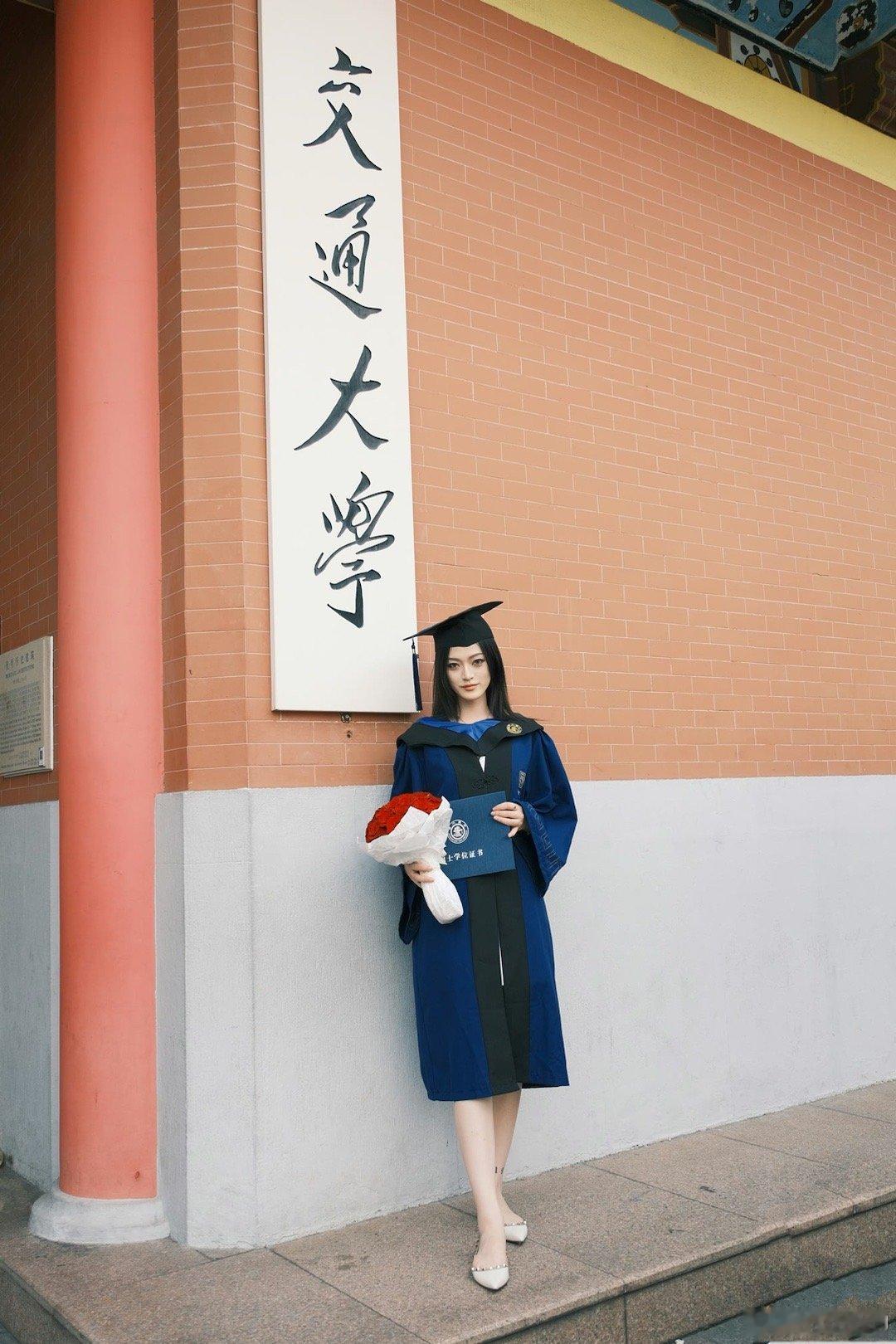 太太团最高学历！厂长女友晒毕业照:硕士研究生主打一个内外兼修~厂长找女朋友这方面